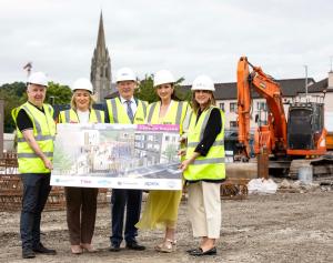 First Minister Michelle O’Neill and deputy First Minister Emma Little-Pengelly pictured with Charles Lamberton, Director of Meenan Square Development, Liam Hannaway Chairperson, Apex Housing Association and Caroline Hendron, Connolly and Fee Limited at the sod cutting ceremony at Meenan Square in Derry~Londonderry, supported by £13 million in funding from The Executive Office’s Urban Villages Initiative